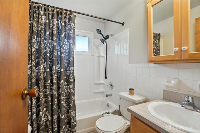903 Meadow Ln, Lebanon, OH 45036 - full bath featuring shower / bath combination with curtain, vanity, tile walls, and decorative backsplash
