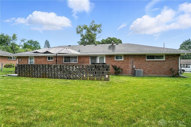 903 Meadow Ln, Lebanon, OH 45036 - back of house with a yard and brick siding