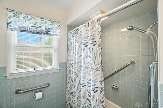 1804 Schirm Dr, Middletown, OH 45042 - full bath featuring shower / tub combo with curtain, tile walls, and wainscoting