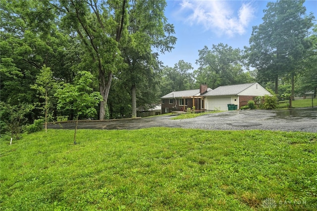 945 Oakland Dr, Beavercreek Twp, OH 45434 - view of grassy yard featuring driveway