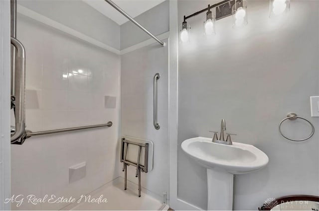 200 Garfield St, Middletown, OH 45044 - bathroom featuring a tile shower and a sink