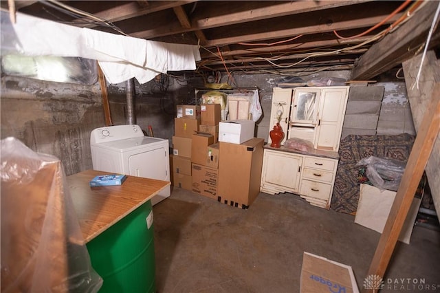 2107 Woodlawn Ave, Middletown, OH 45044 - unfinished basement featuring washer / clothes dryer