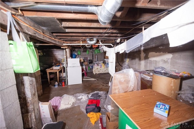 2107 Woodlawn Ave, Middletown, OH 45044 - unfinished basement featuring washer / dryer