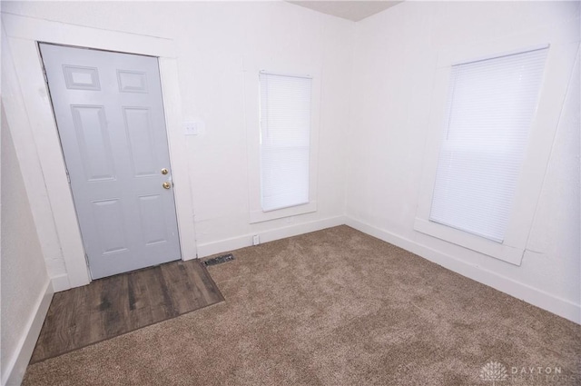 2107 Woodlawn Ave, Middletown, OH 45044 - carpeted entryway with baseboards