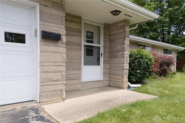40 Rosewood Dr, Springboro, OH 45066 - doorway to property with stone siding and a yard