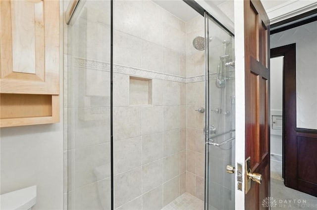 1160 Lytle Ln, Kettering, OH 45409 - full bathroom featuring a shower stall and toilet