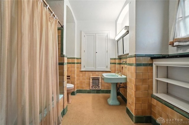 1160 Lytle Ln, Kettering, OH 45409 - full bathroom featuring tile walls, a wainscoted wall, and shower / tub combo with curtain