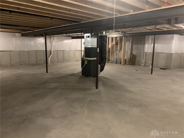 6655 Roycroft Dr, Middletown, OH 45042 - unfinished below grade area with heating unit