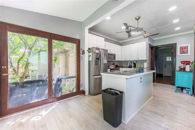1525 Crescent Blvd, Kettering, OH 45409 - kitchen with appliances with stainless steel finishes, ceiling fan, white cabinetry, light wood-style flooring, and a center island with sink