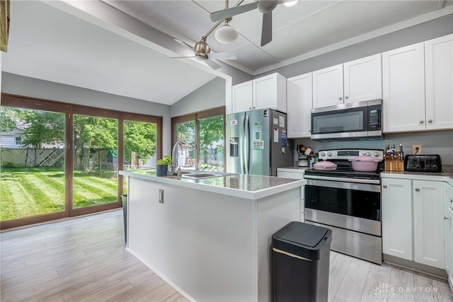 1525 Crescent Blvd, Kettering, OH 45409 - kitchen featuring stainless steel appliances, ceiling fan, a center island with sink, white cabinetry, and light wood-style flooring