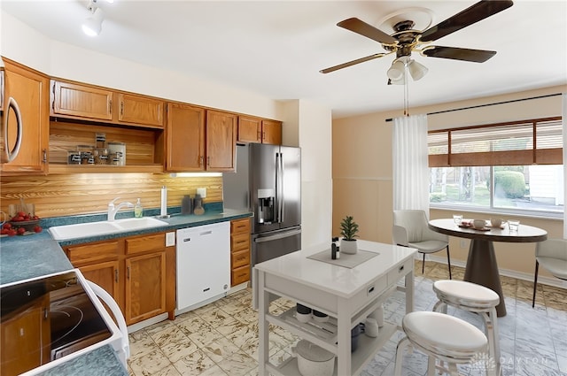106 Mark Ct, Germantown, OH 45327 - kitchen with dishwasher, stainless steel fridge with ice dispenser, electric range oven, decorative backsplash, and a ceiling fan