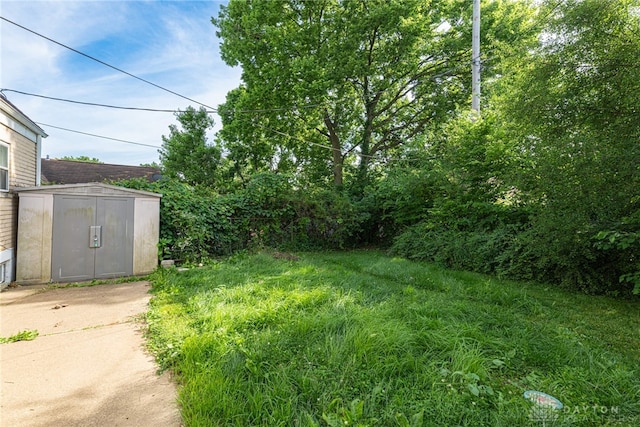2311 Alpine Way, Dayton, OH 45406 - view of yard featuring a storage shed