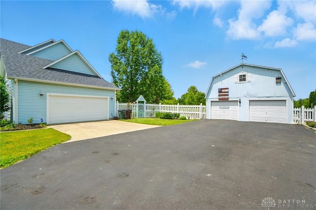3244 N Shoemaker Rd, Lebanon, OH 45036 - view of side of home featuring a detached garage and a shingled roof