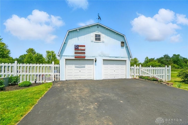3244 N Shoemaker Rd, Lebanon, OH 45036 - garage with a garage