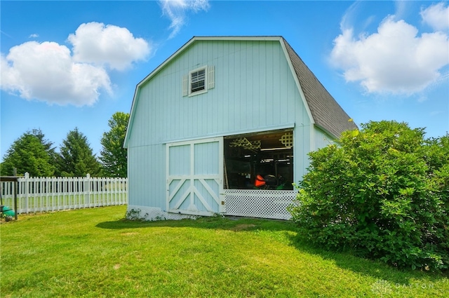 3244 N Shoemaker Rd, Lebanon, OH 45036 - view of side of property featuring a gambrel roof and an outdoor structure