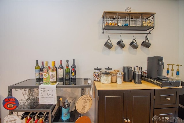 101 Blue Gate Cir Unit 1, Dayton, OH 45429 - view of indoor dry bar