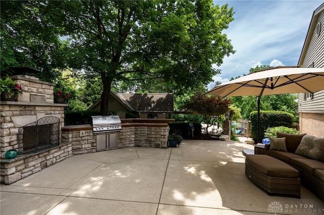 5516 Anne Ln, Washington Twp, OH 45459 - view of patio / terrace featuring an outdoor kitchen