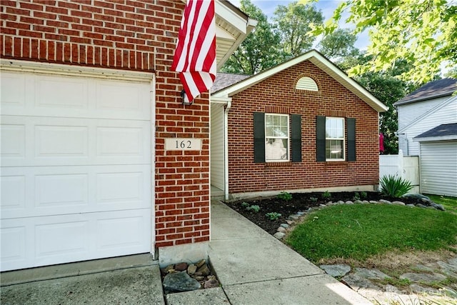 162 Choctaw Cir, Franklin, OH 45005 - view of garage