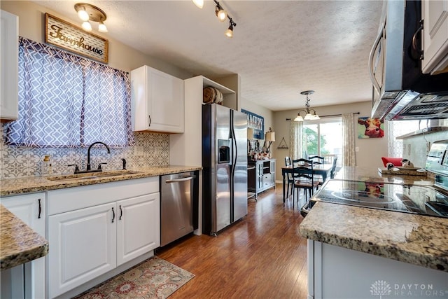 162 Choctaw Cir, Franklin, OH 45005 - kitchen featuring stainless steel appliances, white cabinetry, wood finished floors, decorative backsplash, and a textured ceiling