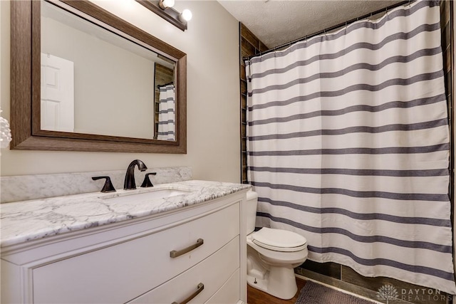 162 Choctaw Cir, Franklin, OH 45005 - full bath with vanity, a textured ceiling, and curtained shower