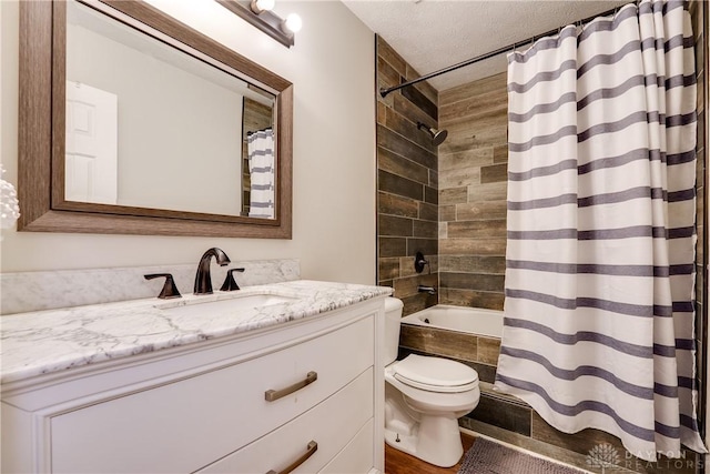 162 Choctaw Cir, Franklin, OH 45005 - bathroom with vanity, shower / bath combo with shower curtain, and a textured ceiling