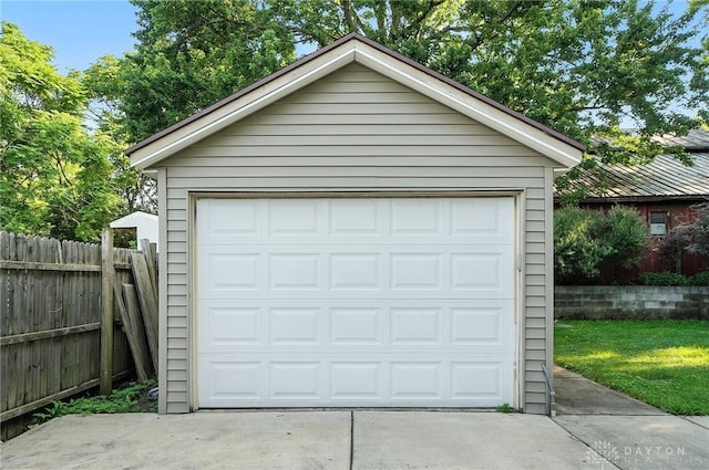 118 Hill St, Xenia, OH 45385 - detached garage with concrete driveway