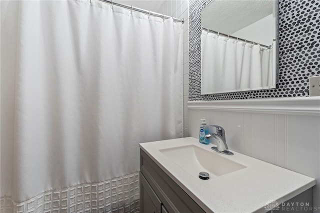 1021 Nutmeg Sq, Troy, OH 45373 - full bath featuring vanity and curtained shower