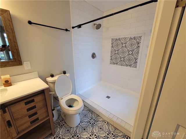 543 Buckeye St, Miamisburg, OH 45342 - bathroom with a tile shower, vanity, and tile patterned floors