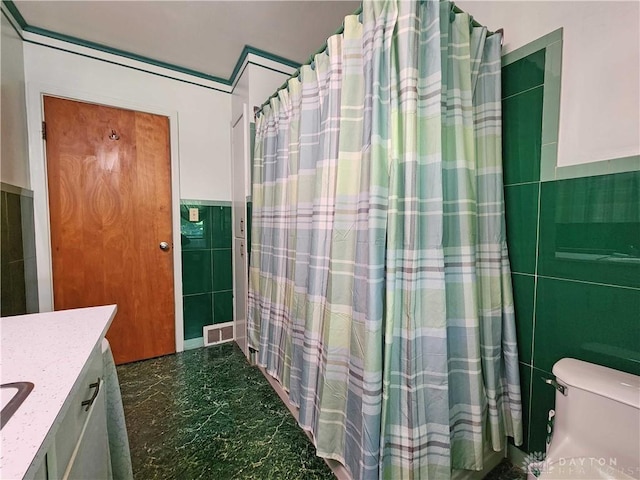 851 E County Line Rd, Springfield, OH 45502 - full bath with tile walls, vanity, wainscoting, and a shower with curtain