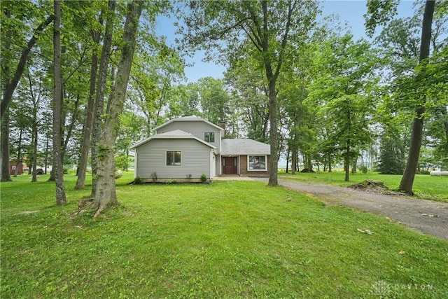 4595 Comanchee Trl, Silver Creek Twp, OH 45335 - view of front of house featuring a front yard and dirt driveway
