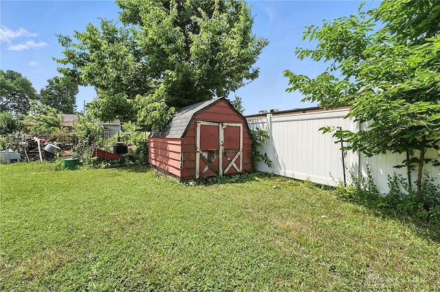 804 S Walnut St, Troy, OH 45373 - view of yard with a storage unit