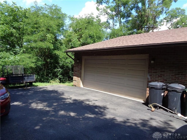 12071 Oxford Rd, Germantown, OH 45327 - garage with driveway