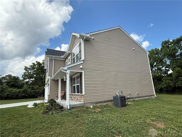 562 Maxwell Ct, Germantown, OH 45327 - view of home's exterior featuring a lawn