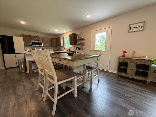 562 Maxwell Ct, Germantown, OH 45327 - dining area with dark wood-style floors and recessed lighting