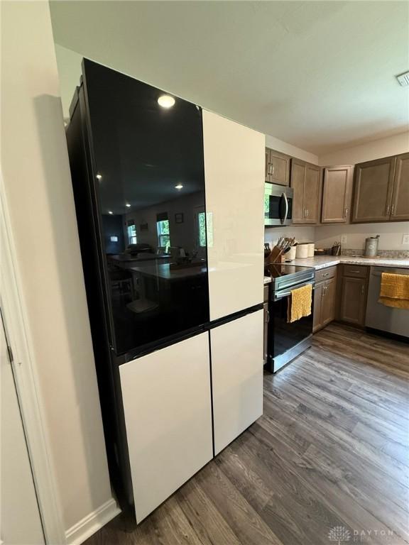 562 Maxwell Ct, Germantown, OH 45327 - kitchen with stainless steel appliances, dark wood-style flooring, light countertops, and recessed lighting