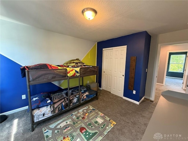 562 Maxwell Ct, Germantown, OH 45327 - bedroom featuring carpet flooring, a closet, and a textured ceiling