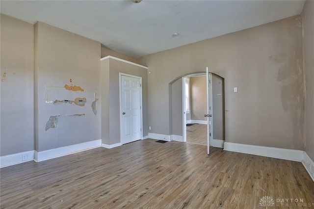 15 Bertus St, Cincinnati, OH 45217 - empty room featuring arched walkways and wood finished floors