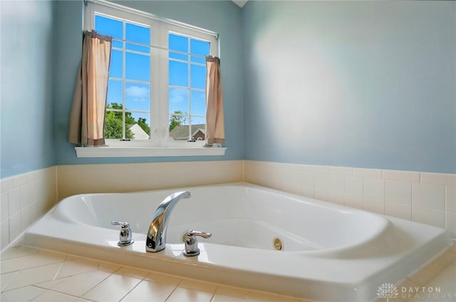 2435 Forest Oaks Dr, Beavercreek, OH 45431 - full bath featuring a jetted tub