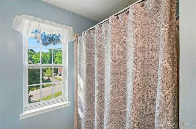 2435 Forest Oaks Dr, Beavercreek, OH 45431 - bathroom with a shower with curtain
