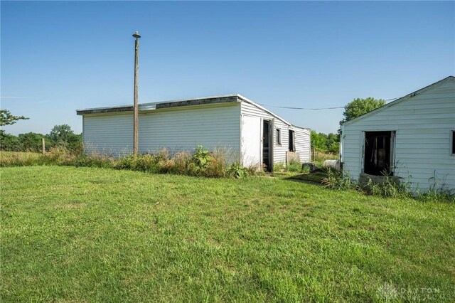 718 Hook Rd, Xenia, OH 45385 - view of side of home with a lawn
