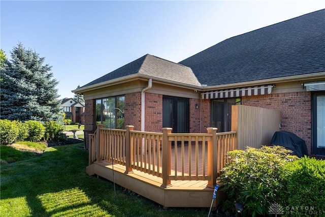 7135 Salem Crossing Pl, Englewood, OH 45322 - back of house featuring a shingled roof, brick siding, a lawn, and a wooden deck