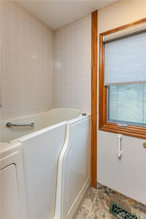 7135 Salem Crossing Pl, Englewood, OH 45322 - bathroom with a bath