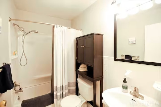 4646 Wayne Meadows Cir Unit 4640, Dayton, OH 45424 - bathroom with a sink and shower / tub combo with curtain
