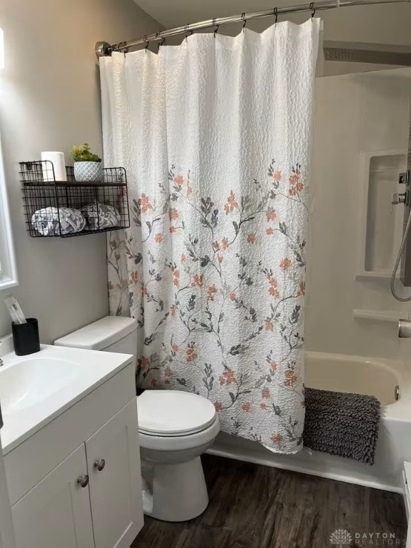 4646 Wayne Meadows Cir Unit 4640, Dayton, OH 45424 - full bath featuring wood finished floors, vanity, and shower / tub combo with curtain