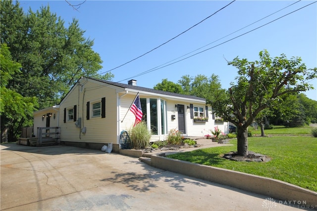 412 Cedar Ln, Lebanon, OH 45036 - view of front of home featuring a front lawn and concrete driveway