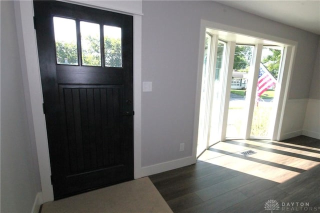 412 Cedar Ln, Lebanon, OH 45036 - foyer featuring wood finished floors and baseboards