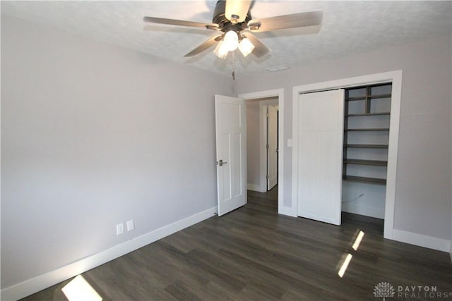 412 Cedar Ln, Lebanon, OH 45036 - unfurnished bedroom featuring dark wood finished floors, a closet, a ceiling fan, and a textured ceiling