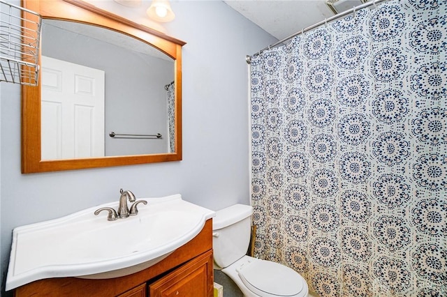 4689 Fisher Rd, Franklin, OH 45005 - full bath with vanity and curtained shower