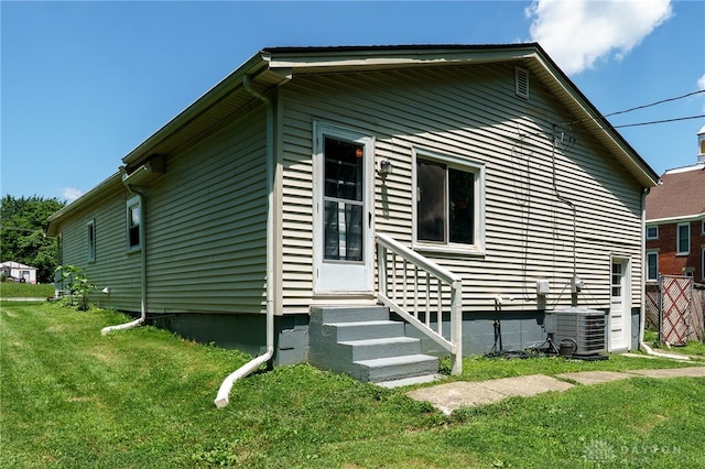 541 E Main St, Xenia, OH 45385 - back of property with entry steps and a lawn