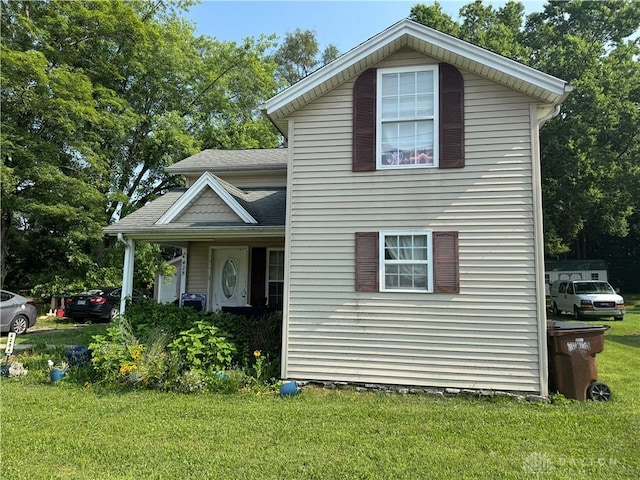428 E Center St, Germantown, OH 45327 - traditional-style home with a front lawn